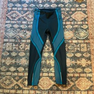 blue and gray lululemon leggings with pockets